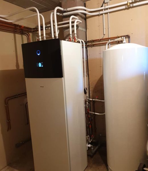 Local technique de pompe à chaleur avec ballon thermodynamique installé par HomeClima réalisé à aix les bains