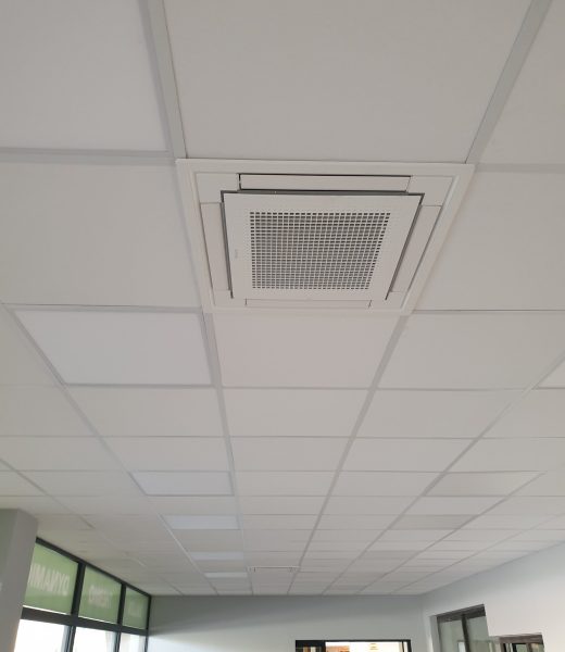 Climatisation cassette encastrée en faux plafond installée dans des bureaux en Savoie à annecy