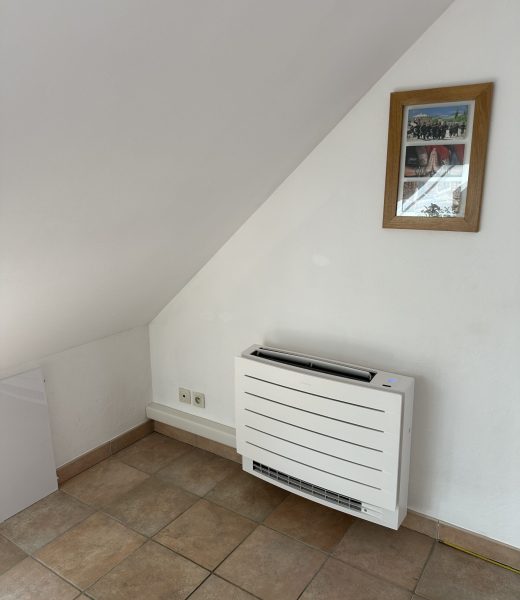 Unité intérieure de climatisation Daikin type console installée par HomeClima à Aix-les-Bains