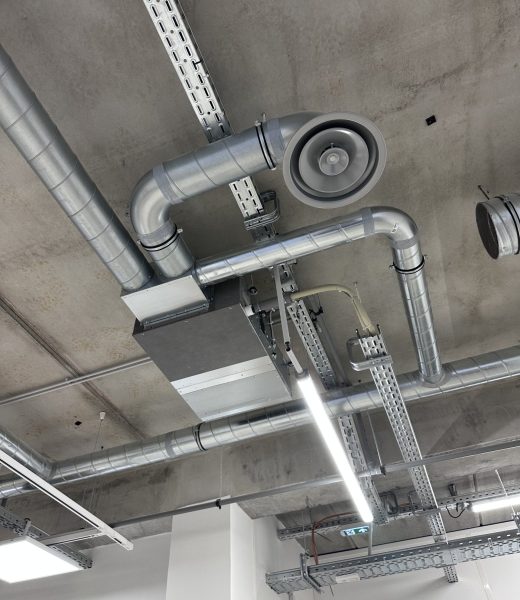 Climatisation industrielle en plafond installée dans des bureaux à grenoble