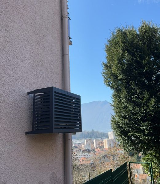 Cache esthétique pour unité extérieure de climatisation installé par HomeClima à tresserve