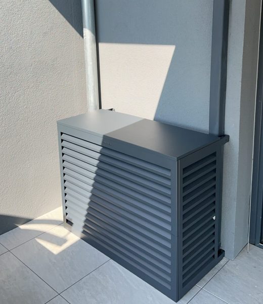 Cache esthétique pour unité extérieure de climatisation installé par HomeClima à Courchevel