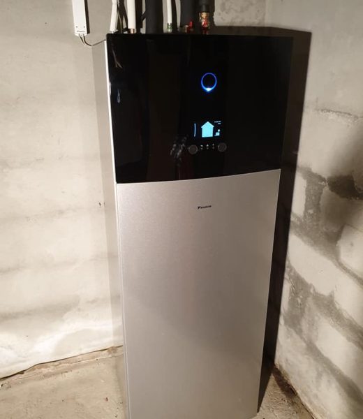 Local technique de pompe à chaleur avec ballon thermodynamique installé par HomeClima à Aix les bains